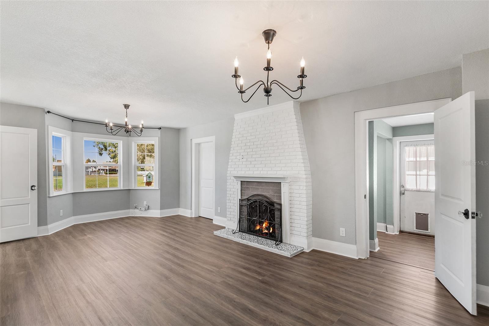 Listing photo 3 for 807 Interlachen Pkwy