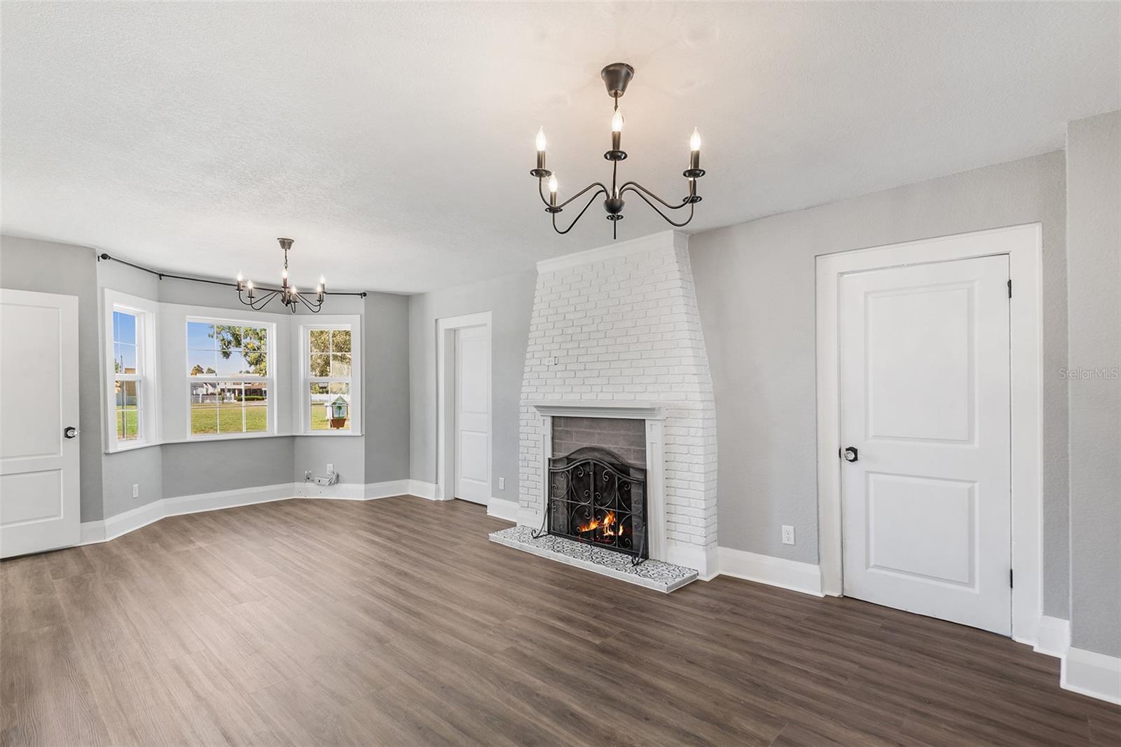 Listing photo 2 for 807 Interlachen Pkwy