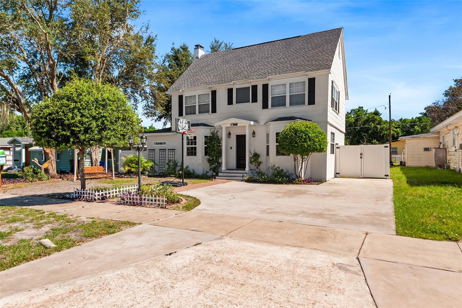 Listing photo 1 for 807 Interlachen Pkwy