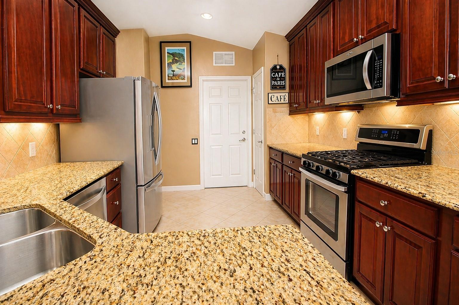 Listing photo 3 for 516 Lago Loop