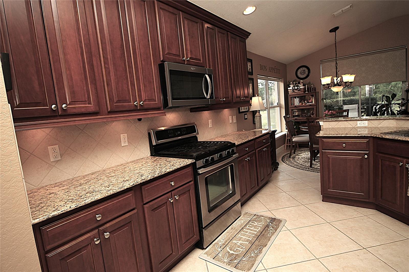 Listing photo 2 for 516 Lago Loop