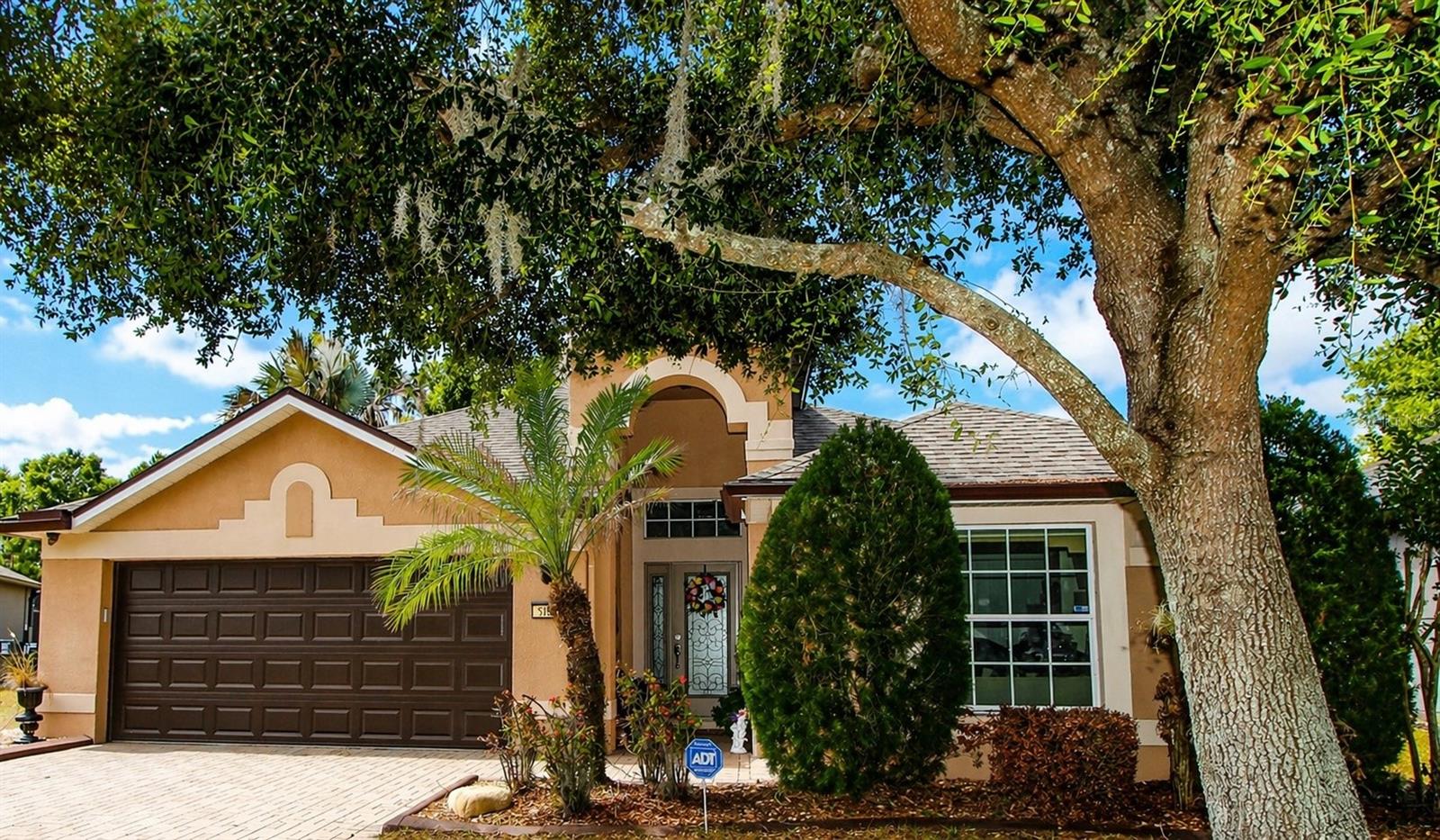Listing photo 1 for 516 Lago Loop