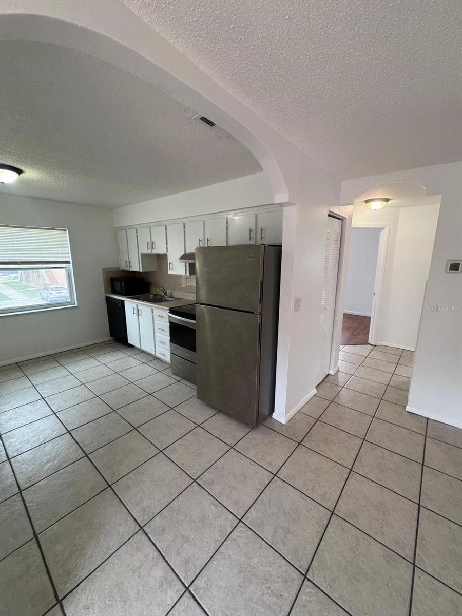 Listing photo 3 for 715 Michigan Ct #3