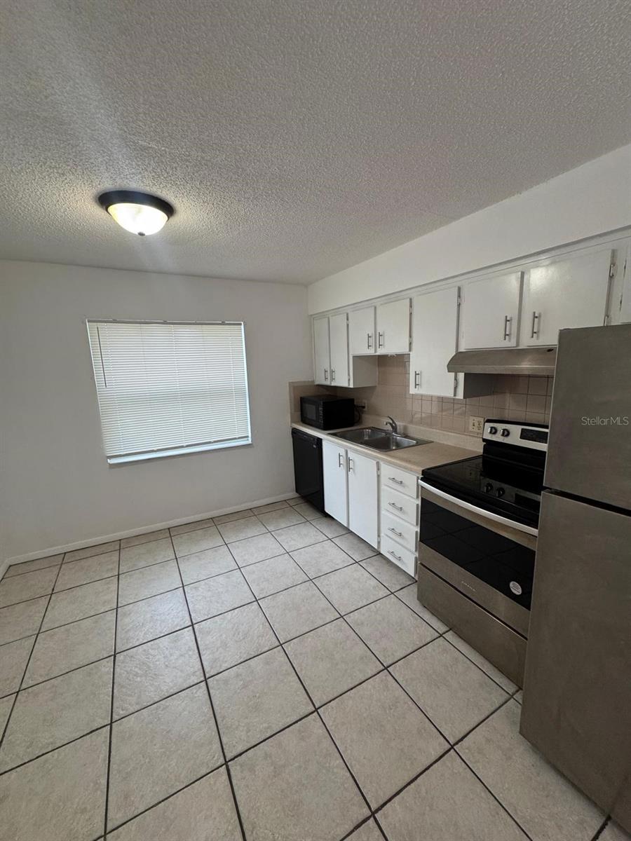 Listing photo 2 for 715 Michigan Ct #3