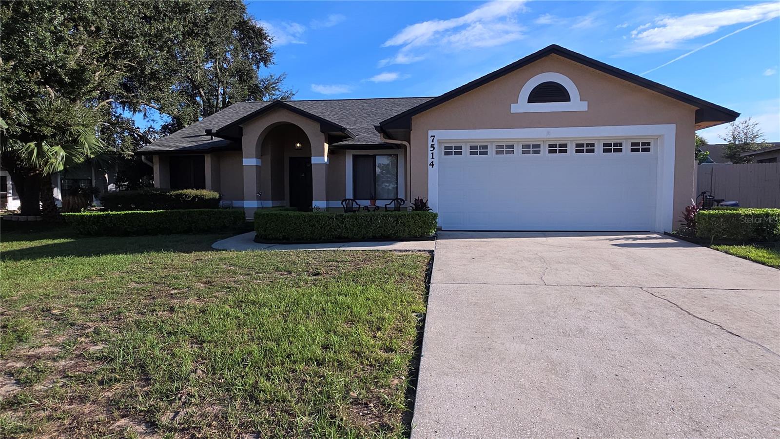 Listing photo 1 for 7514 Herricks Loop