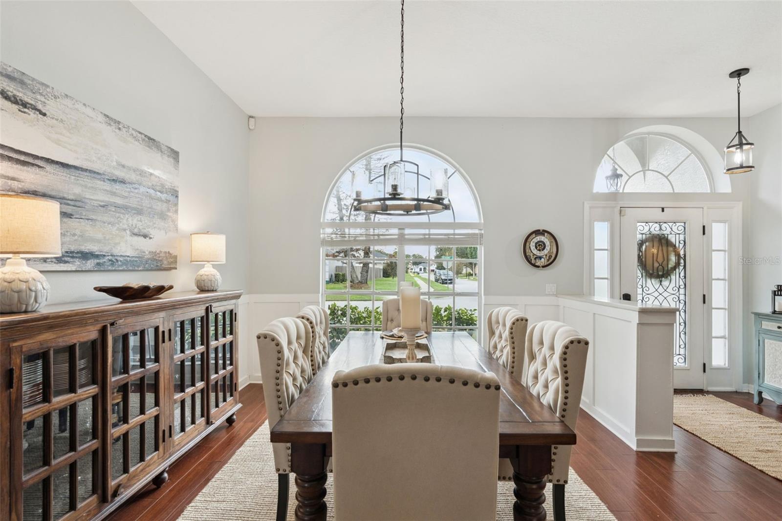 Listing photo 2 for 2201 Westbourne Dr