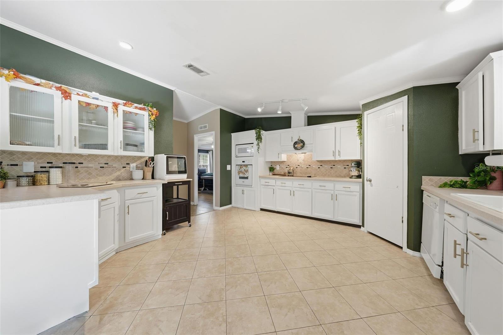 Listing photo 3 for 40928 Bridle Path Ln