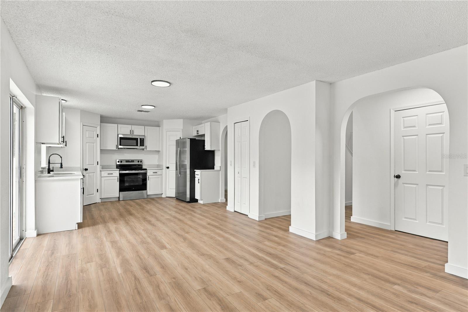 Listing photo 3 for 980 Mayfair St