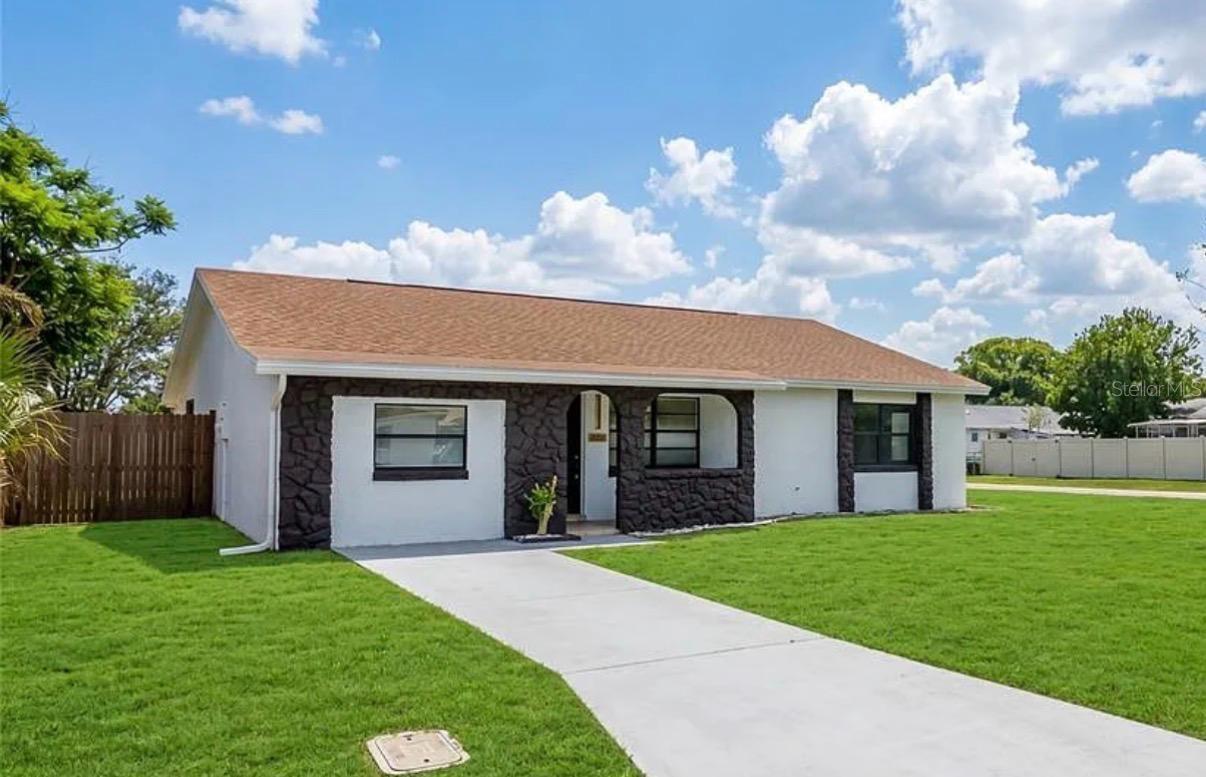 Listing photo 2 for 107 Iguala Dr