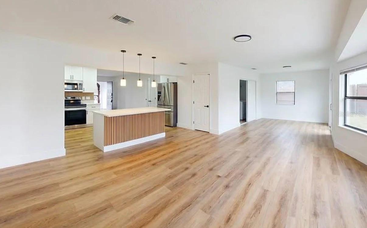 Listing photo 3 for 107 Iguala Dr