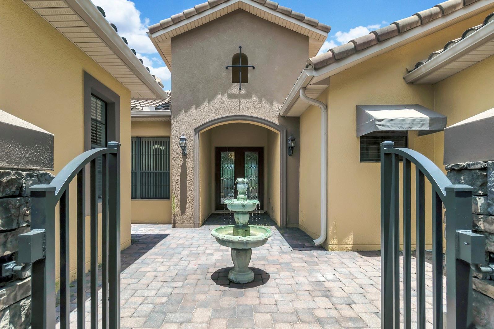 Listing photo 3 for 964 San Raphael St