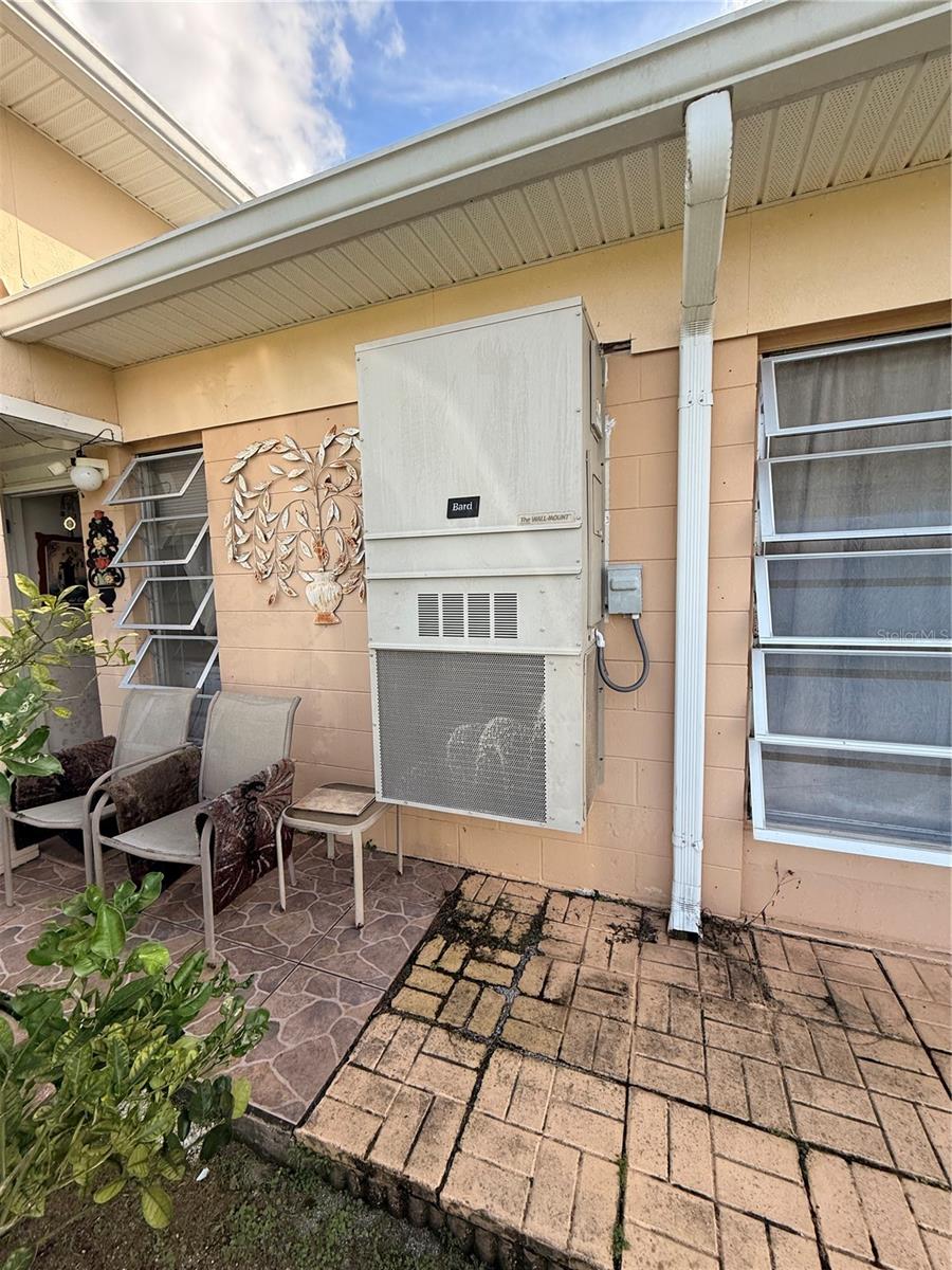 Listing photo 1 for 3843 Club Cir