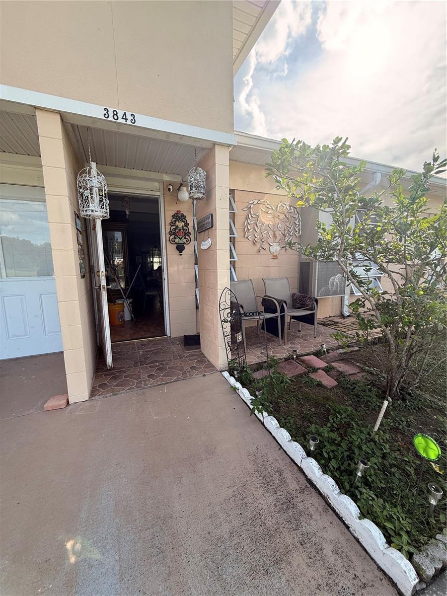 Listing photo 2 for 3843 Club Cir