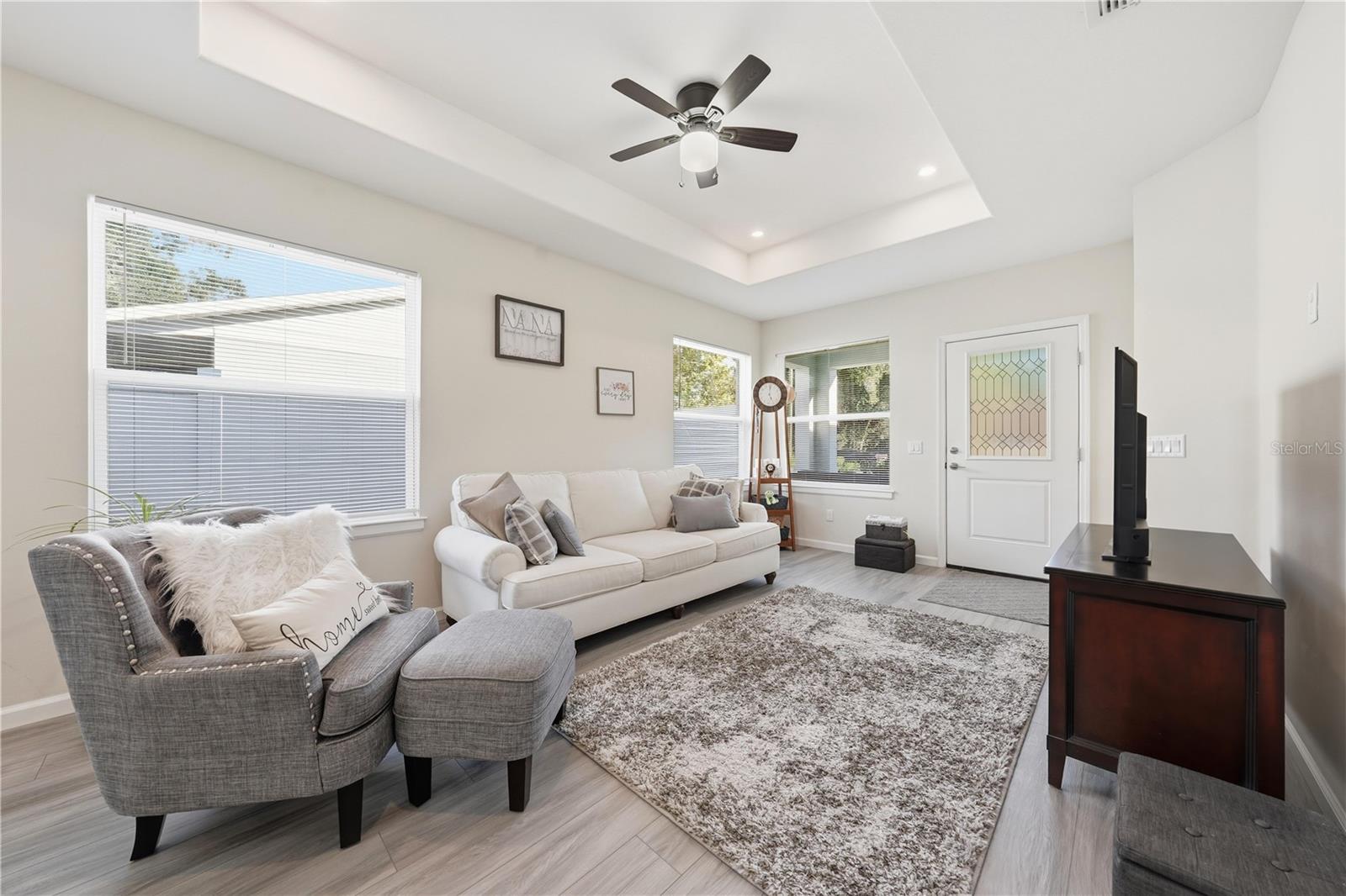 Listing photo 2 for 1911 Virginia Ave