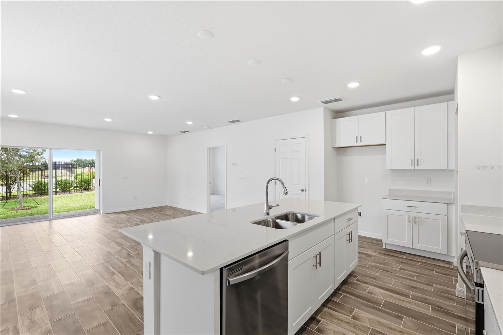 Listing photo 3 for 2301 Leela Cir