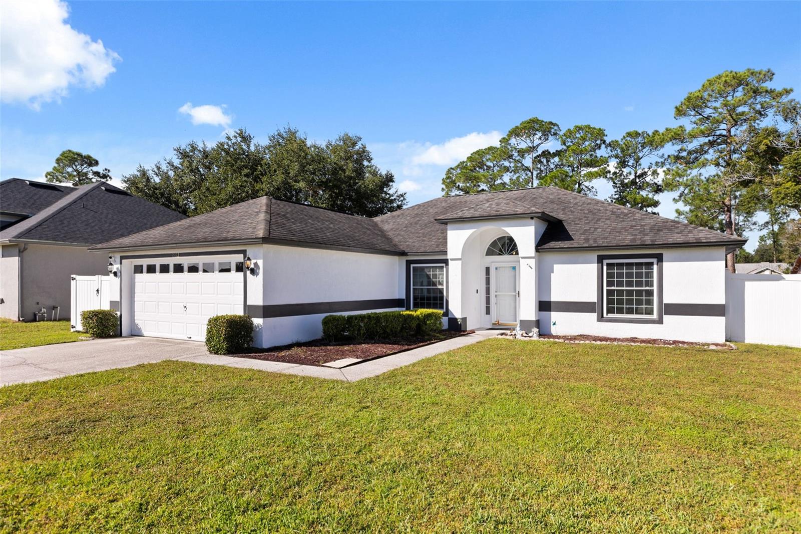 Listing photo 3 for 2232 Bagdad Ave