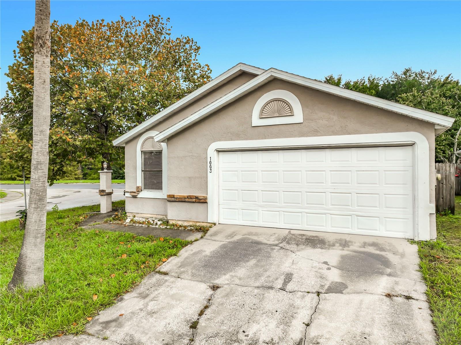 Listing photo 2 for 1003 Winterberry Ln