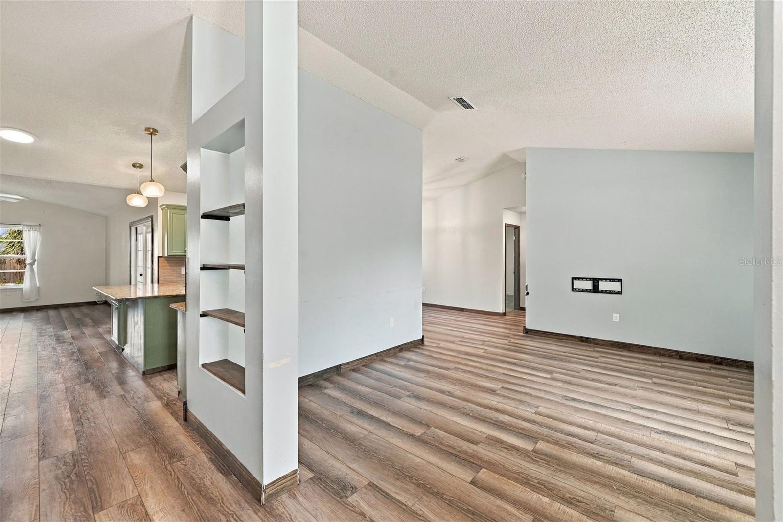 Listing photo 3 for 6906 Sawmill Blvd