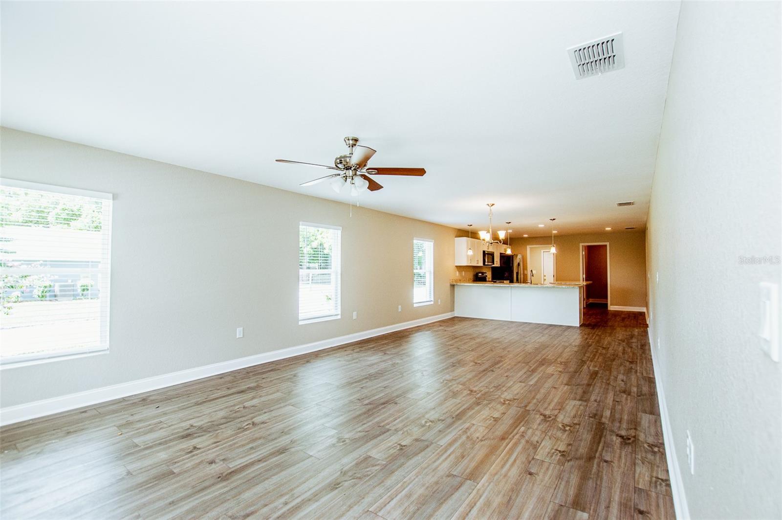 Listing photo 3 for 712 W 9th St