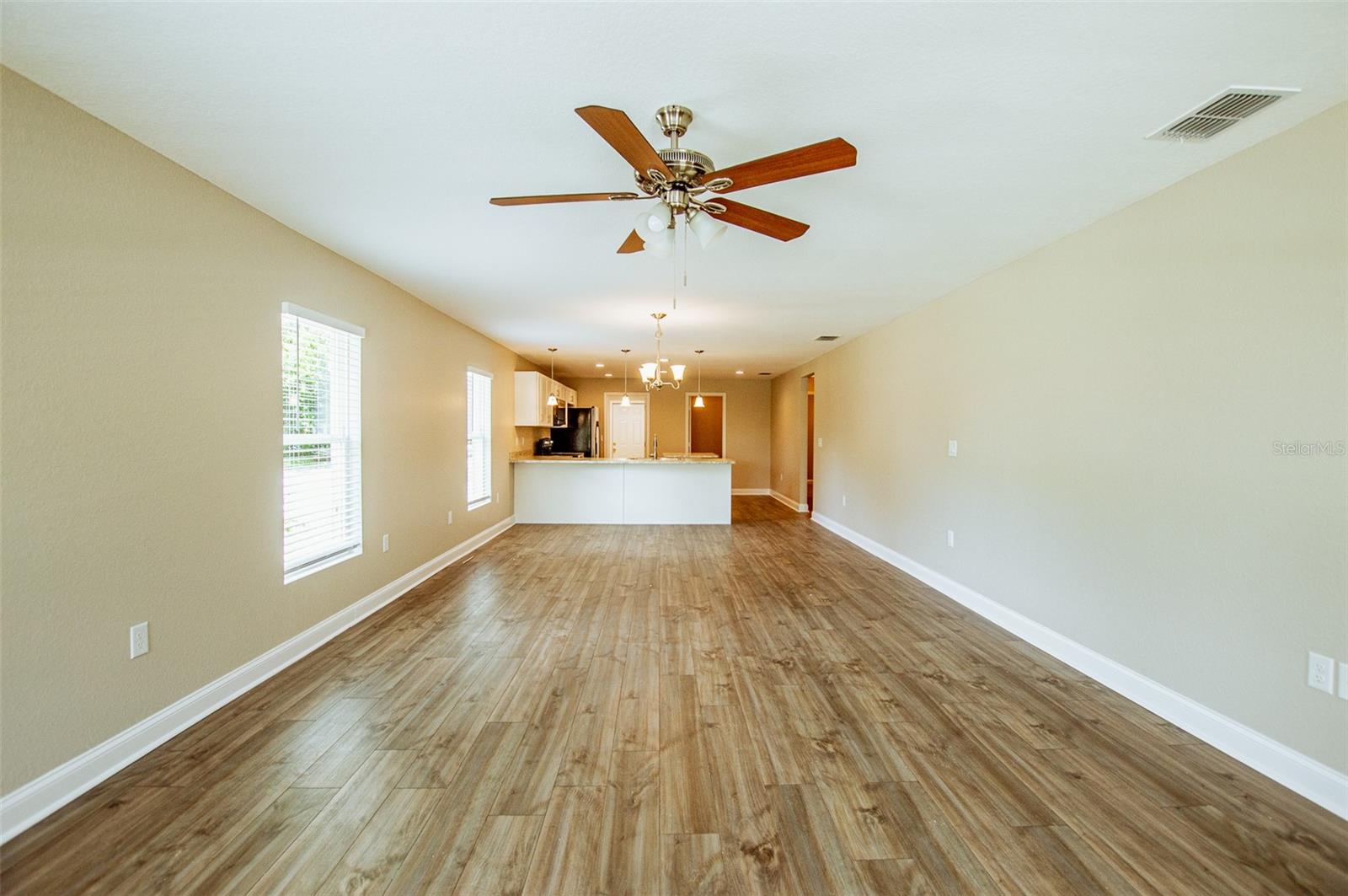 Listing photo 2 for 712 W 9th St