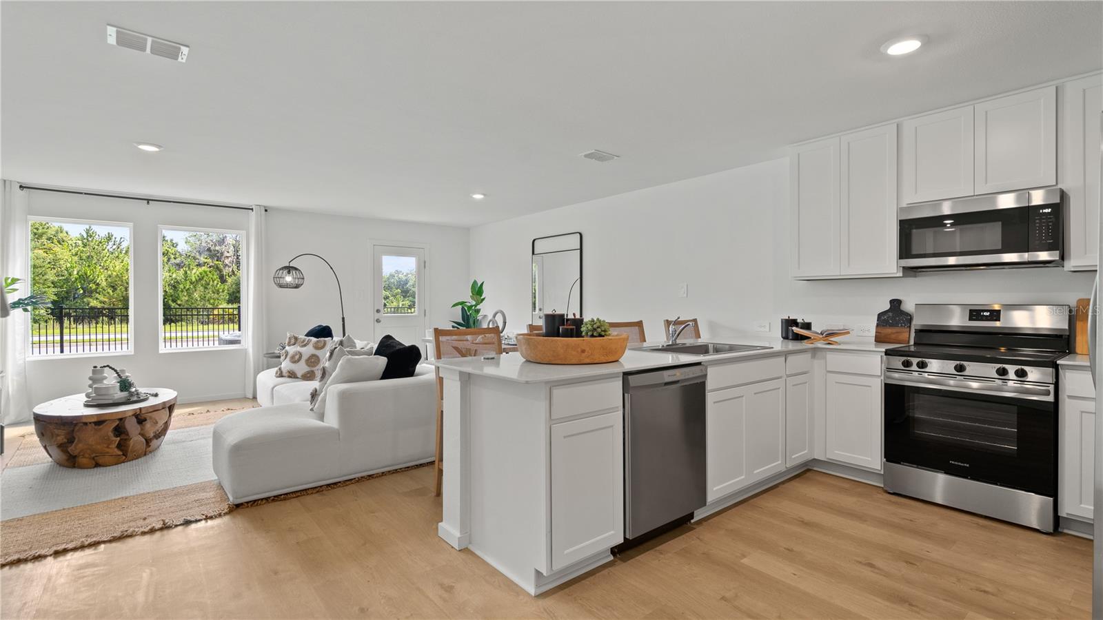 Listing photo 3 for 1111 Twins St