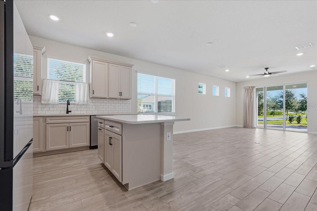 Listing photo 2 for 13537 Splashing Isla Dr
