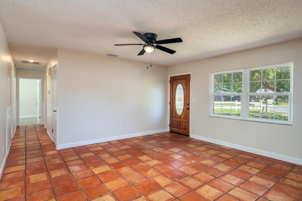Listing photo 3 for 525 S Tangerine Ct
