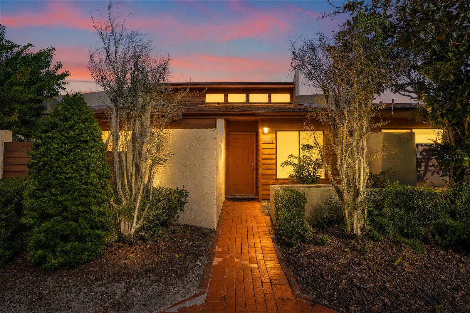 Listing photo 1 for 679 W Cranes Cir