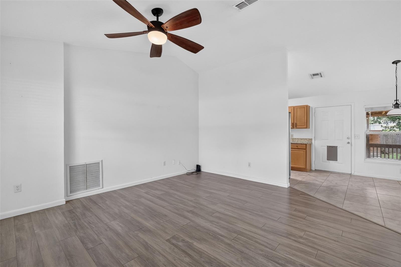 Listing photo 2 for 906 Kentucky Blvd