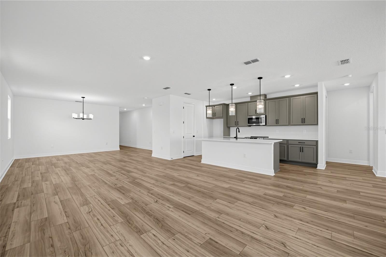 Listing photo 3 for 30139 Emerald Forest Dr