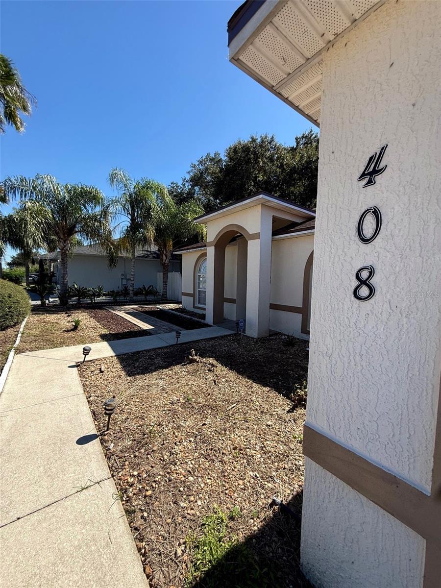 Listing photo 2 for 408 Cardinal Ct