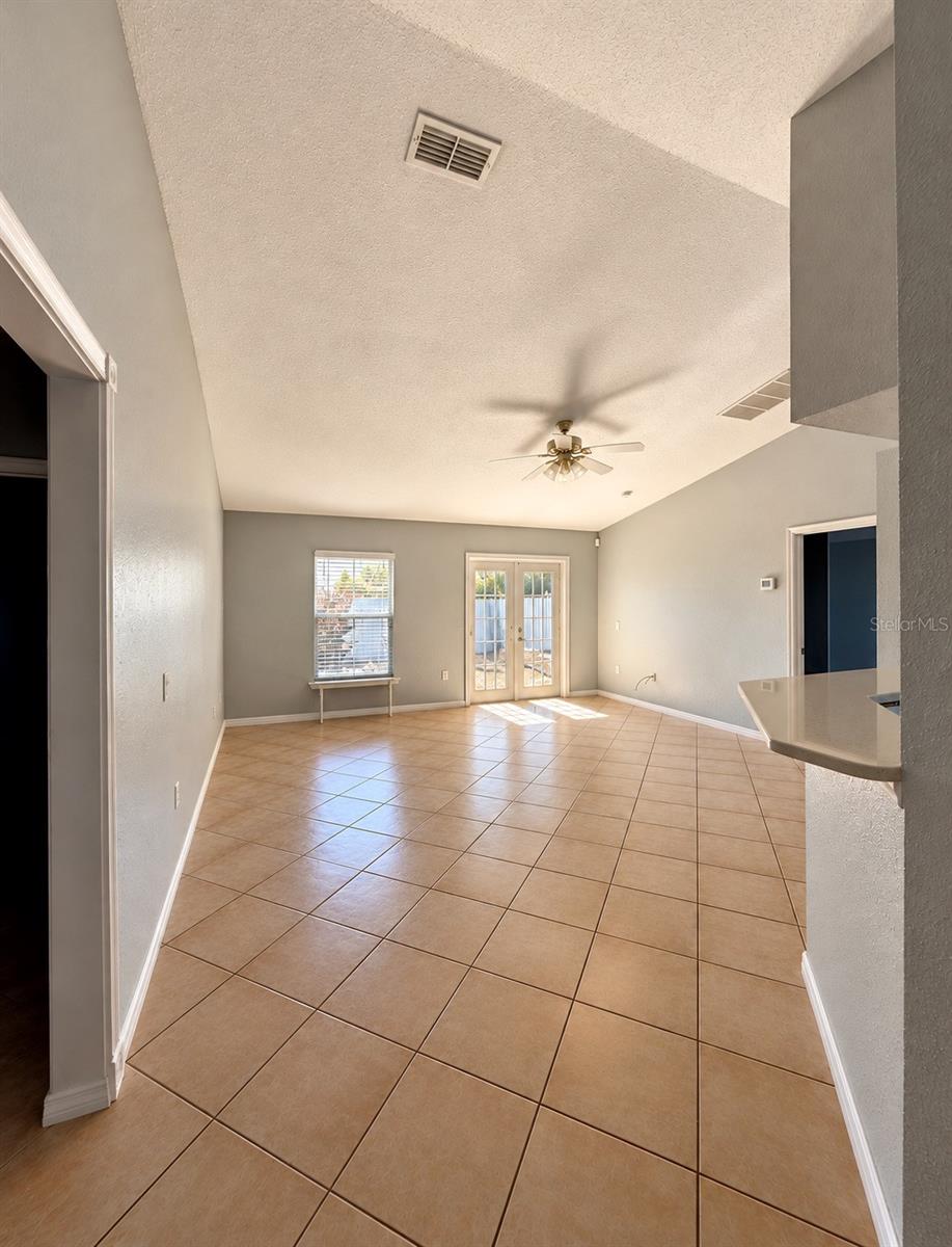 Listing photo 3 for 408 Cardinal Ct