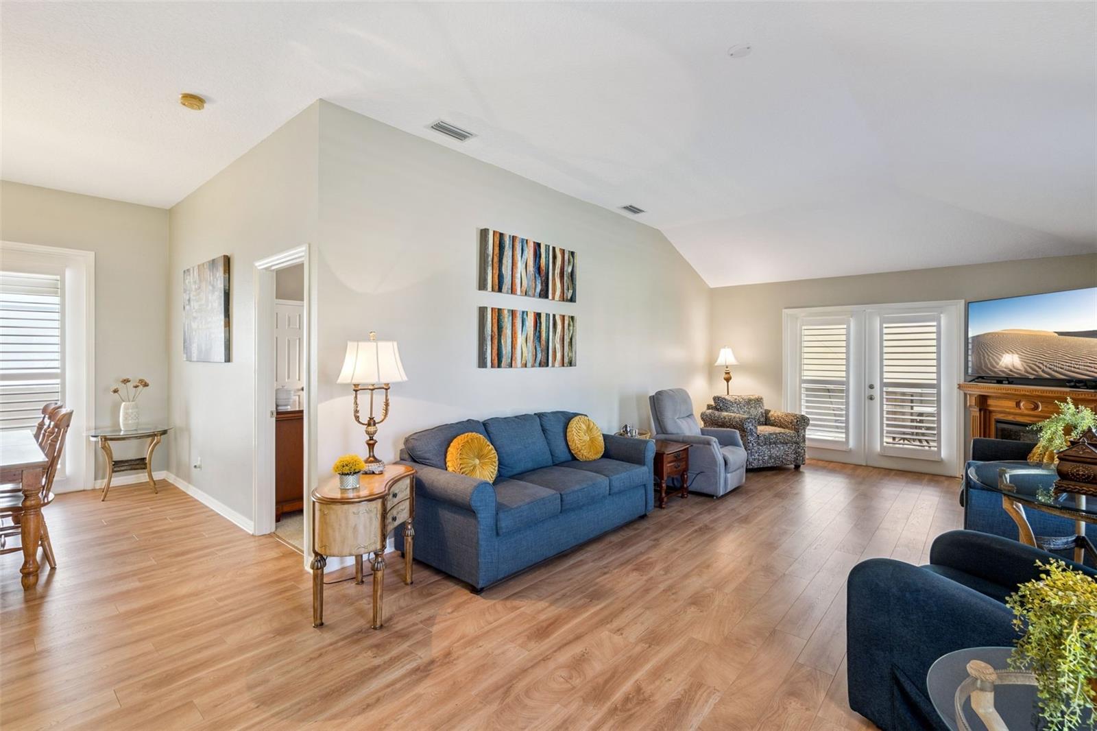 Listing photo 3 for 4900 Canoe Ct