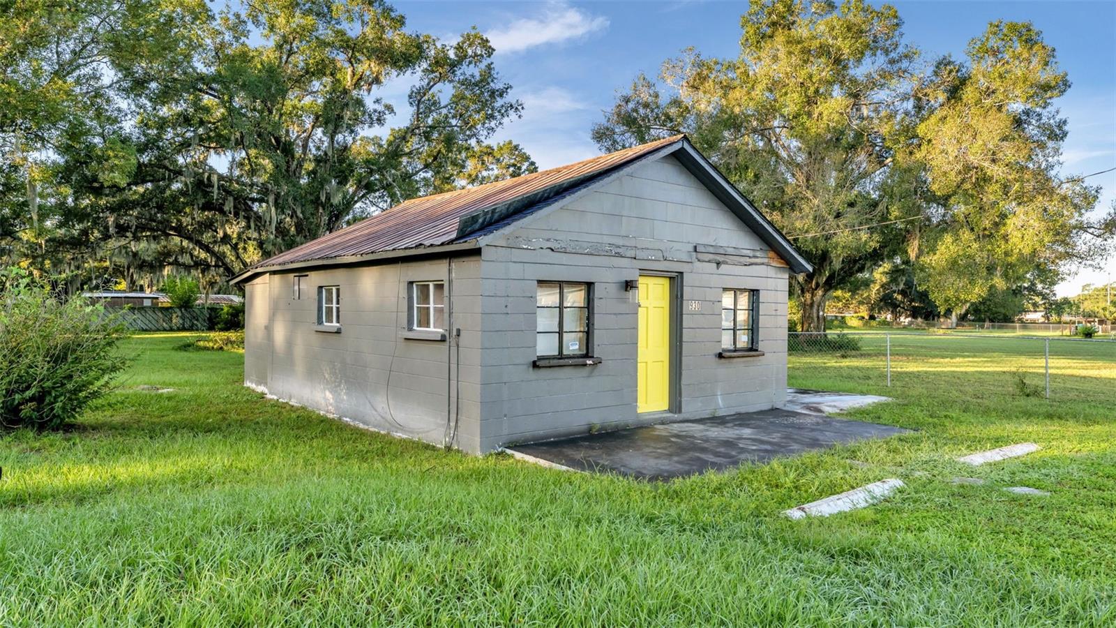 Listing photo 3 for 936 Wilder Rd