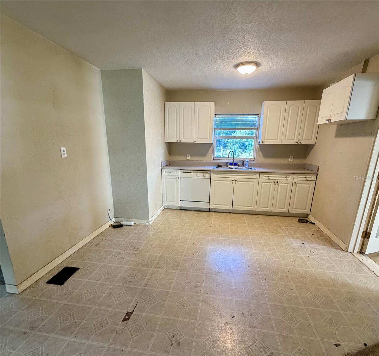 Listing photo 2 for 2320 Dawley Ave