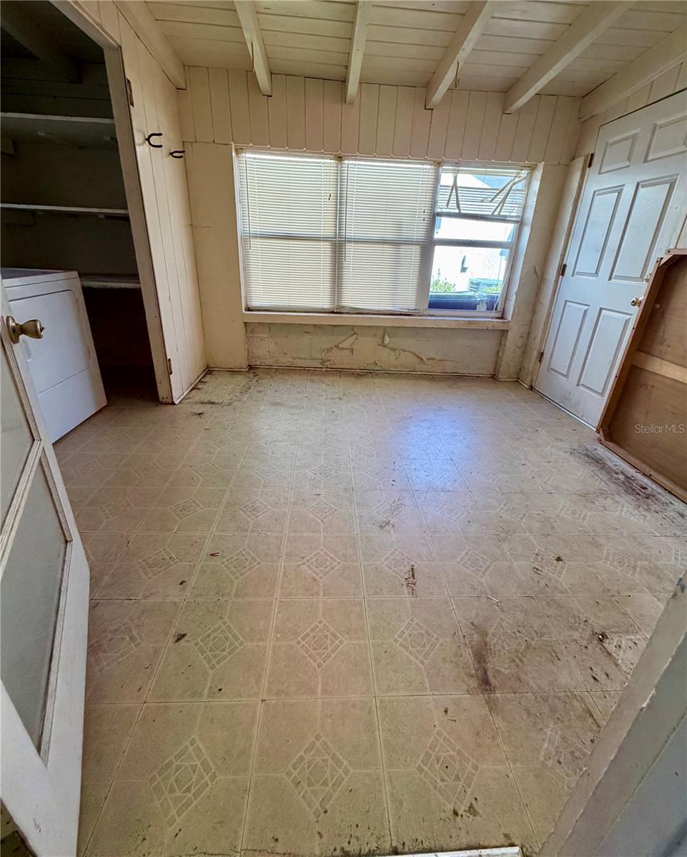 Listing photo 3 for 2320 Dawley Ave