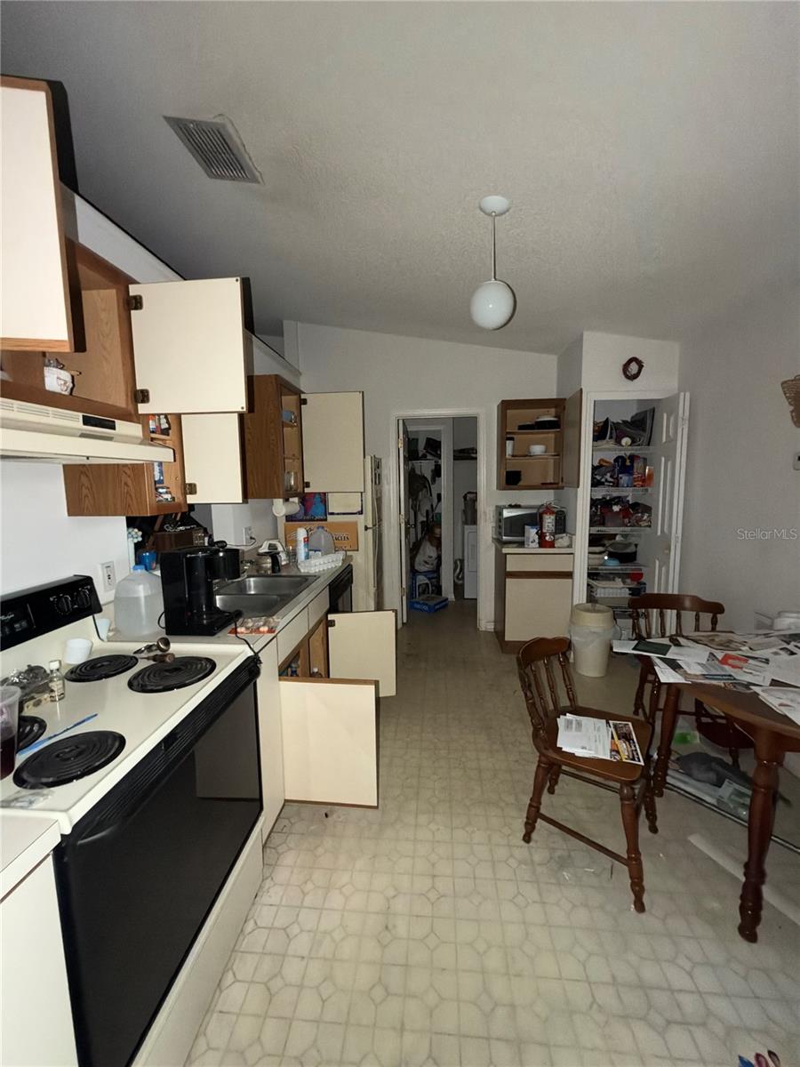 Listing photo 3 for 16116 Dorchester Blvd