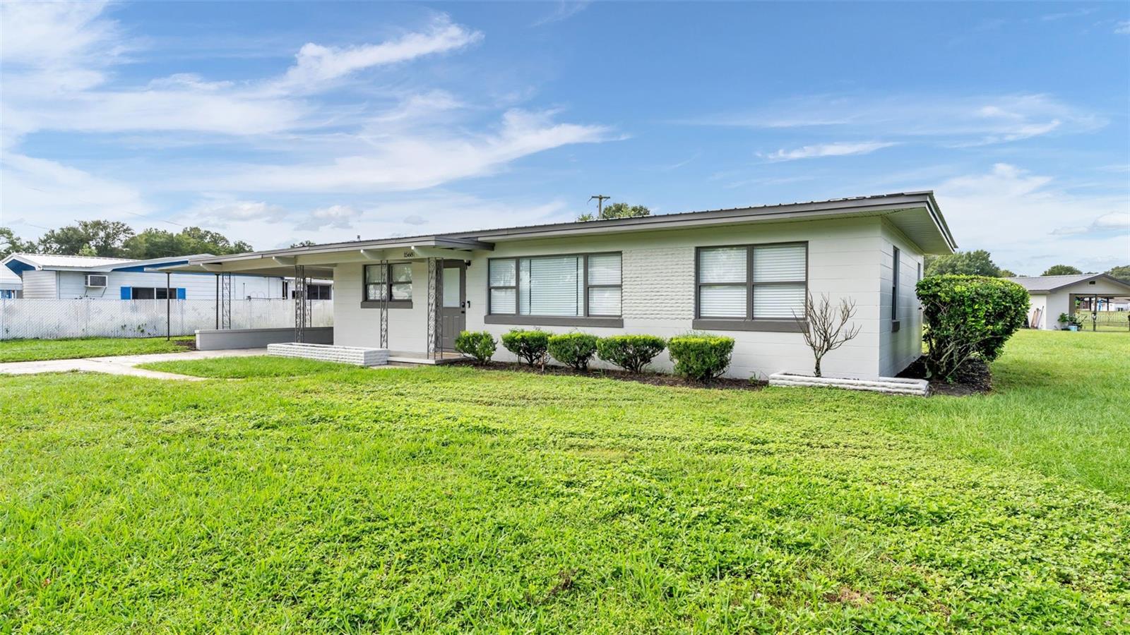 Listing photo 2 for 1568 S Lake Shipp Dr