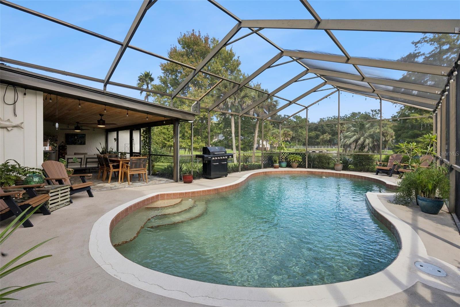 Listing photo 2 for 737 Riverbend Blvd