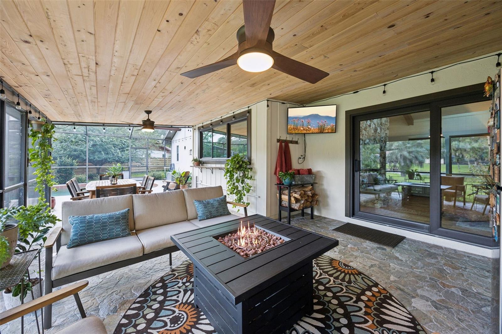 Listing photo 3 for 737 Riverbend Blvd