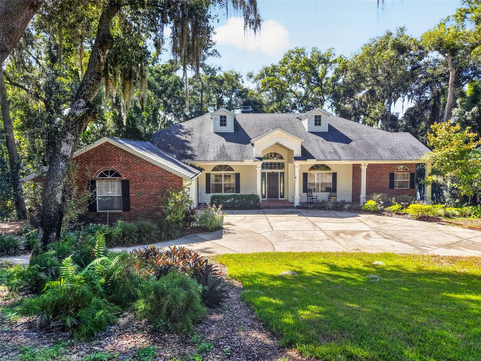 Listing photo 2 for 2103 E Crooked Lake Dr