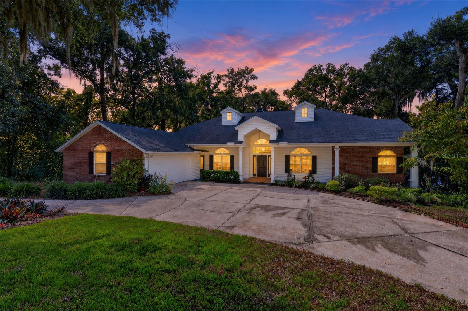 Listing photo 1 for 2103 E Crooked Lake Dr