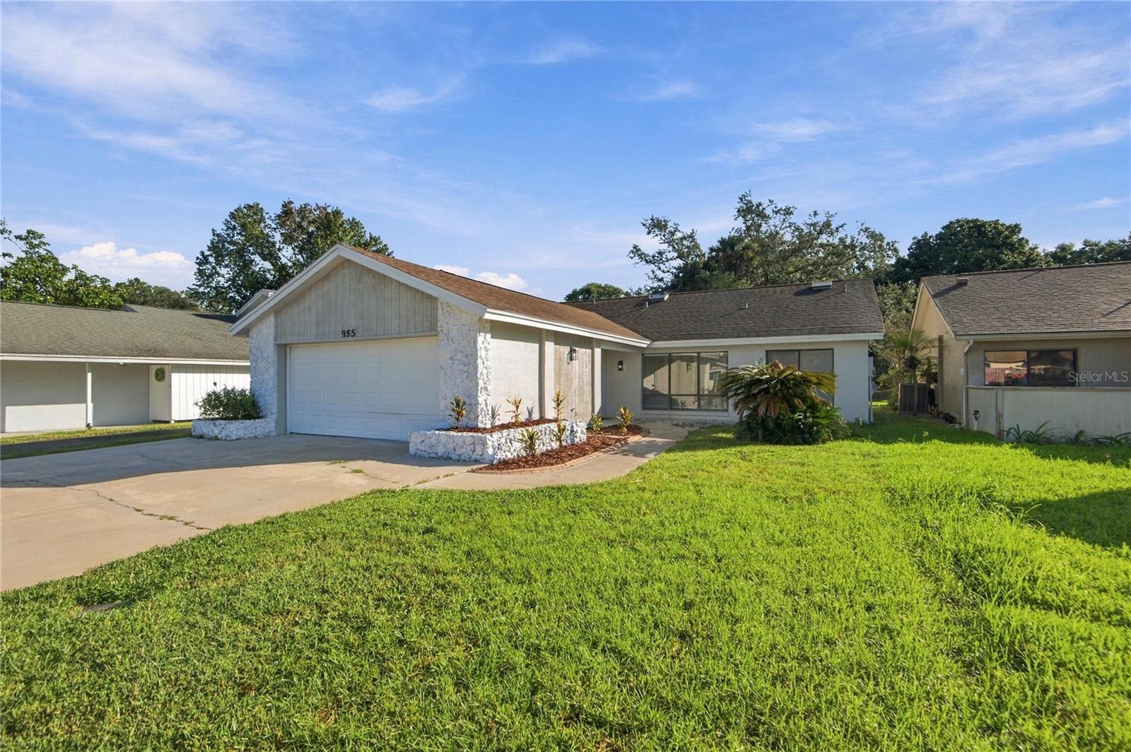 Listing photo 2 for 955 Wedgewood Dr