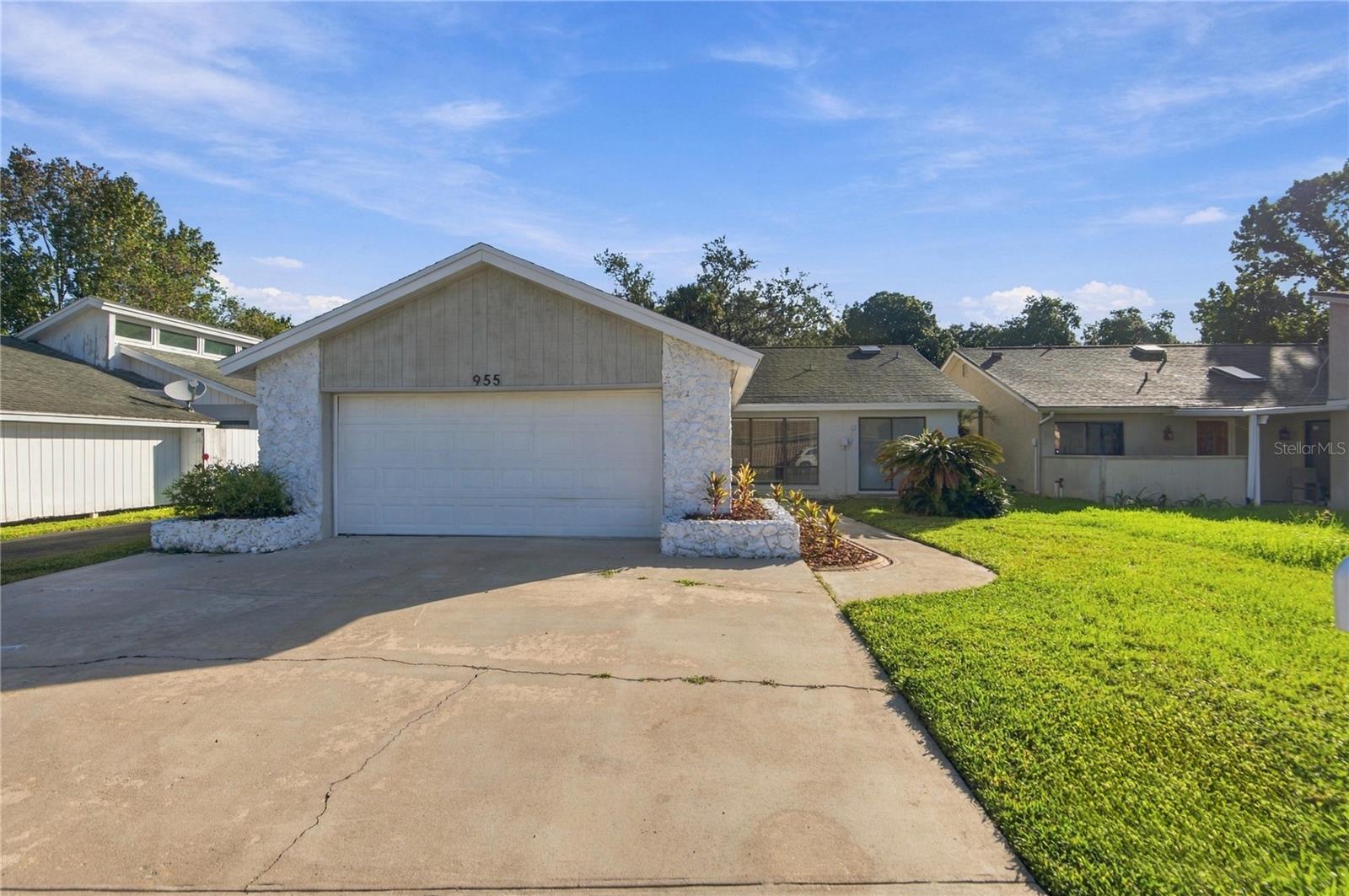 Listing photo 1 for 955 Wedgewood Dr