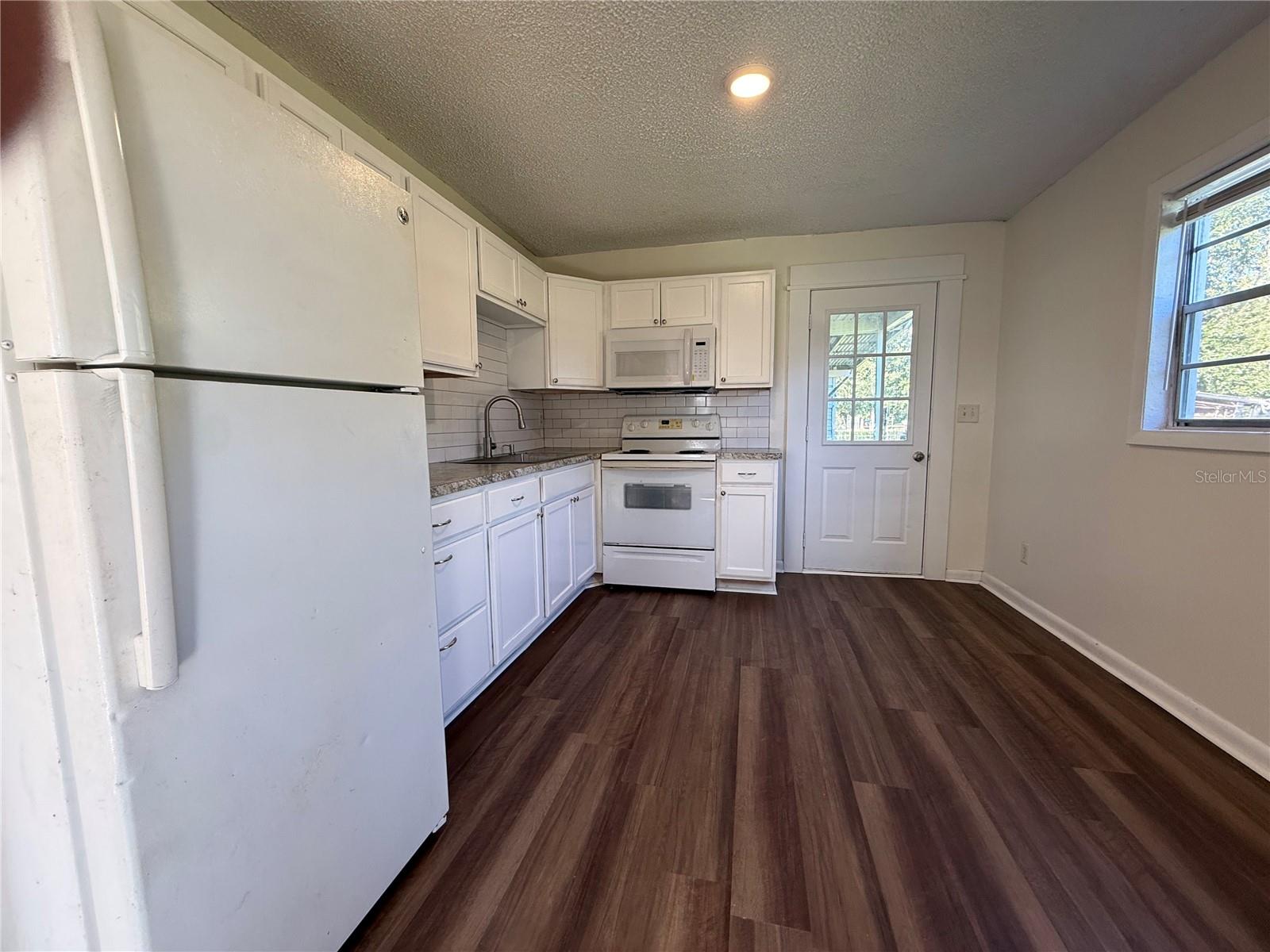 Listing photo 2 for 7615 Chase Rd