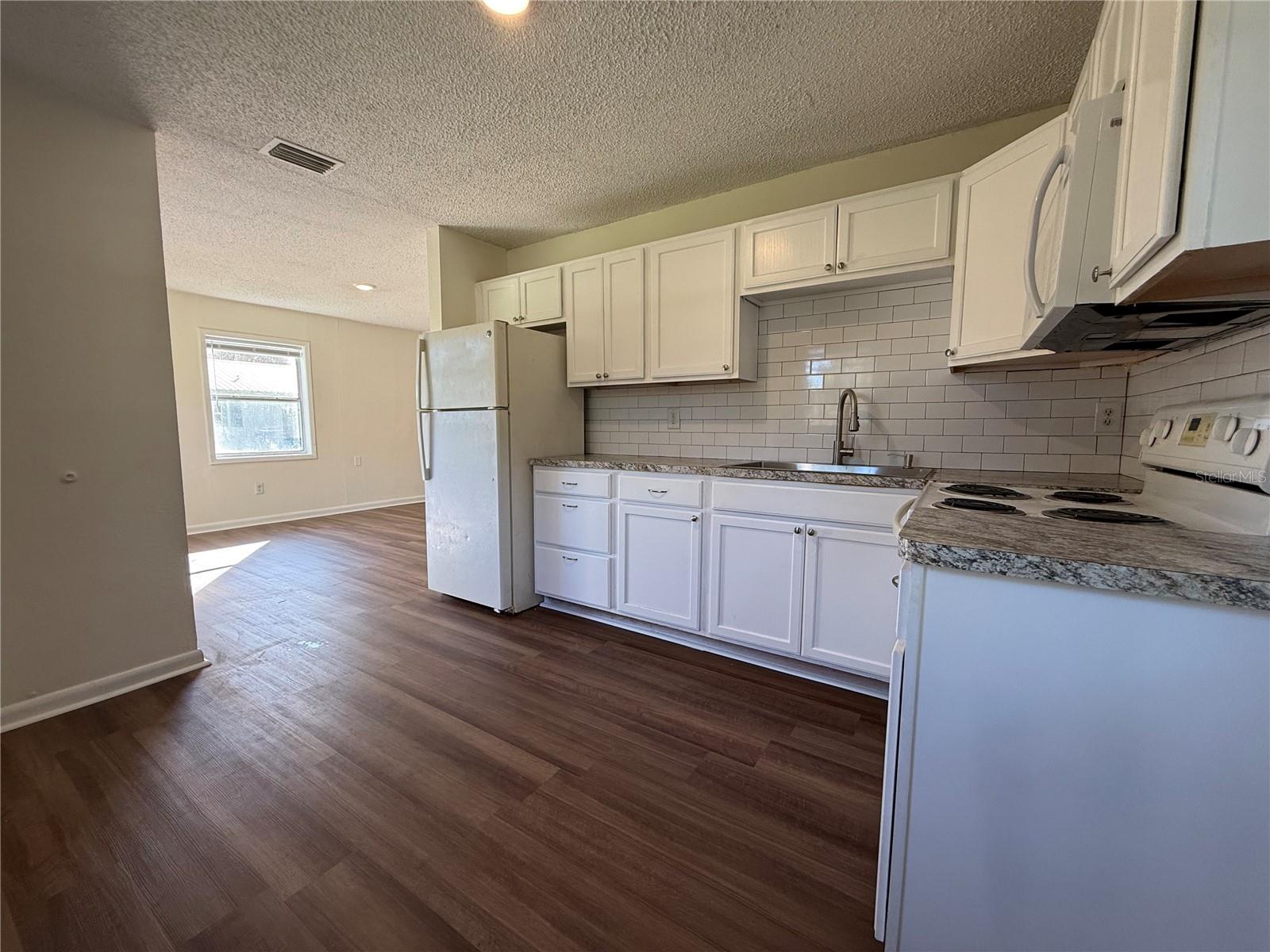 Listing photo 3 for 7615 Chase Rd