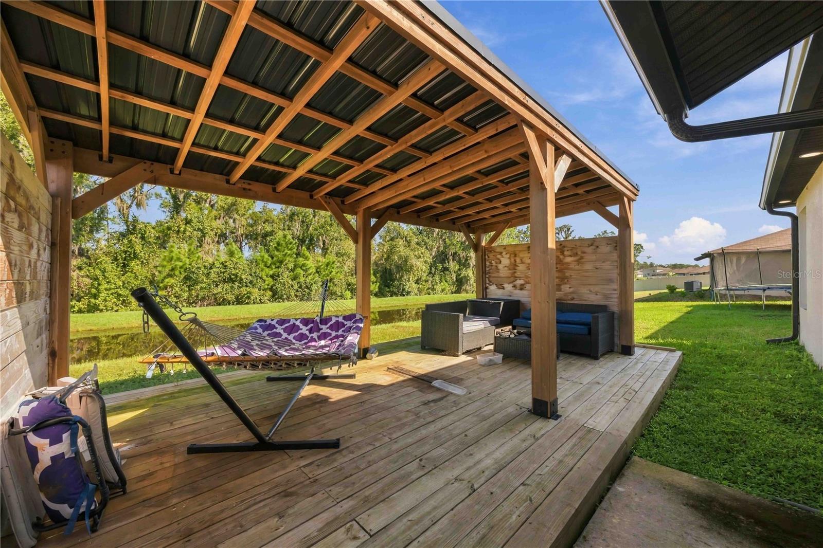 Listing photo 2 for 1814 Red Loop