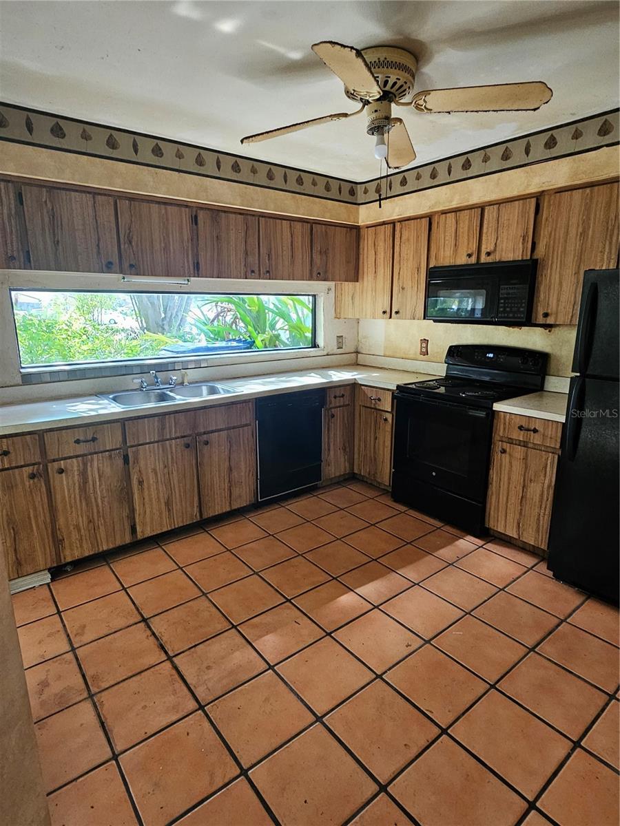 Listing photo 3 for 688 Golden Sunshine Cir