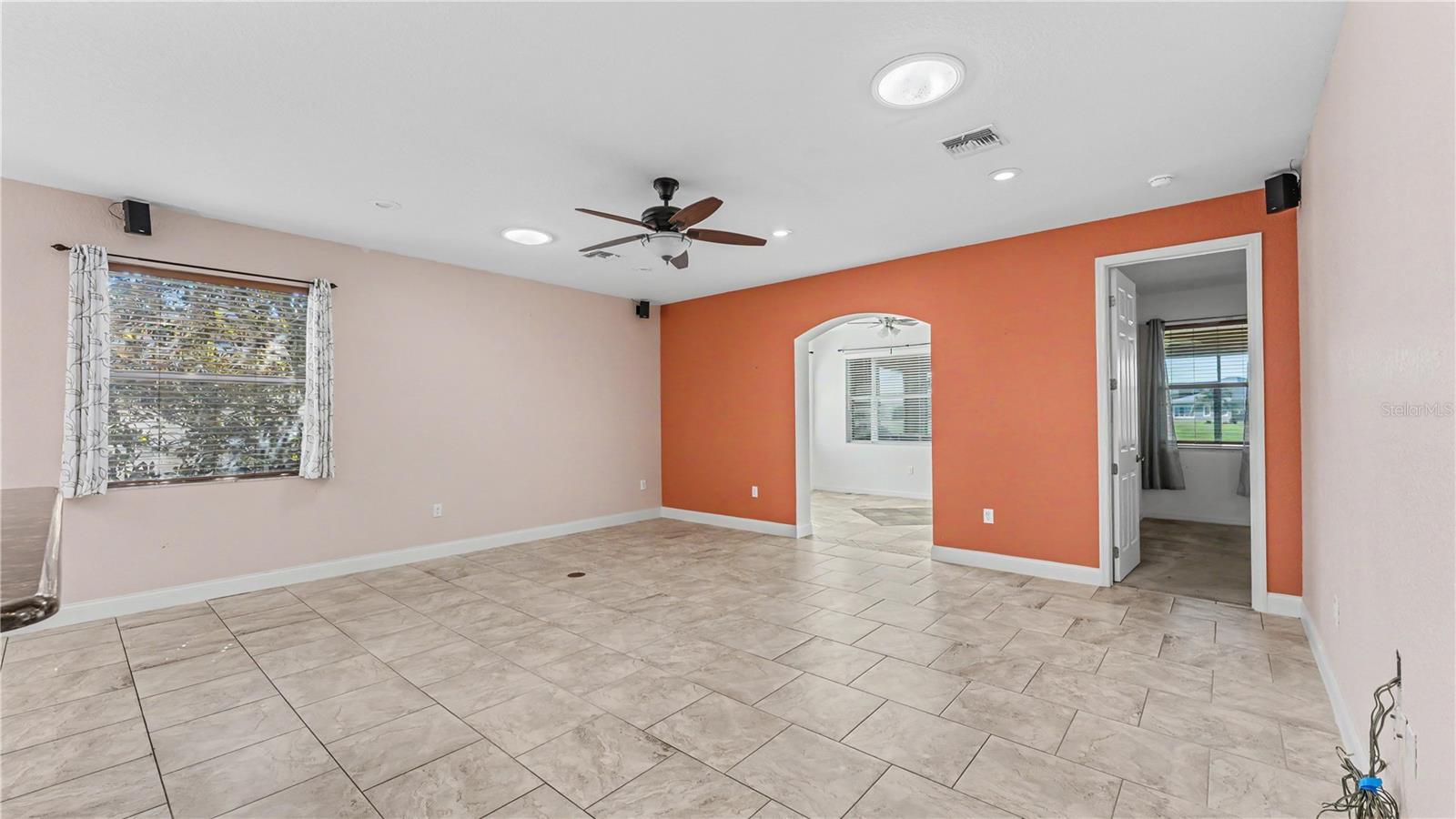 Listing photo 3 for 376 Nolane Ln