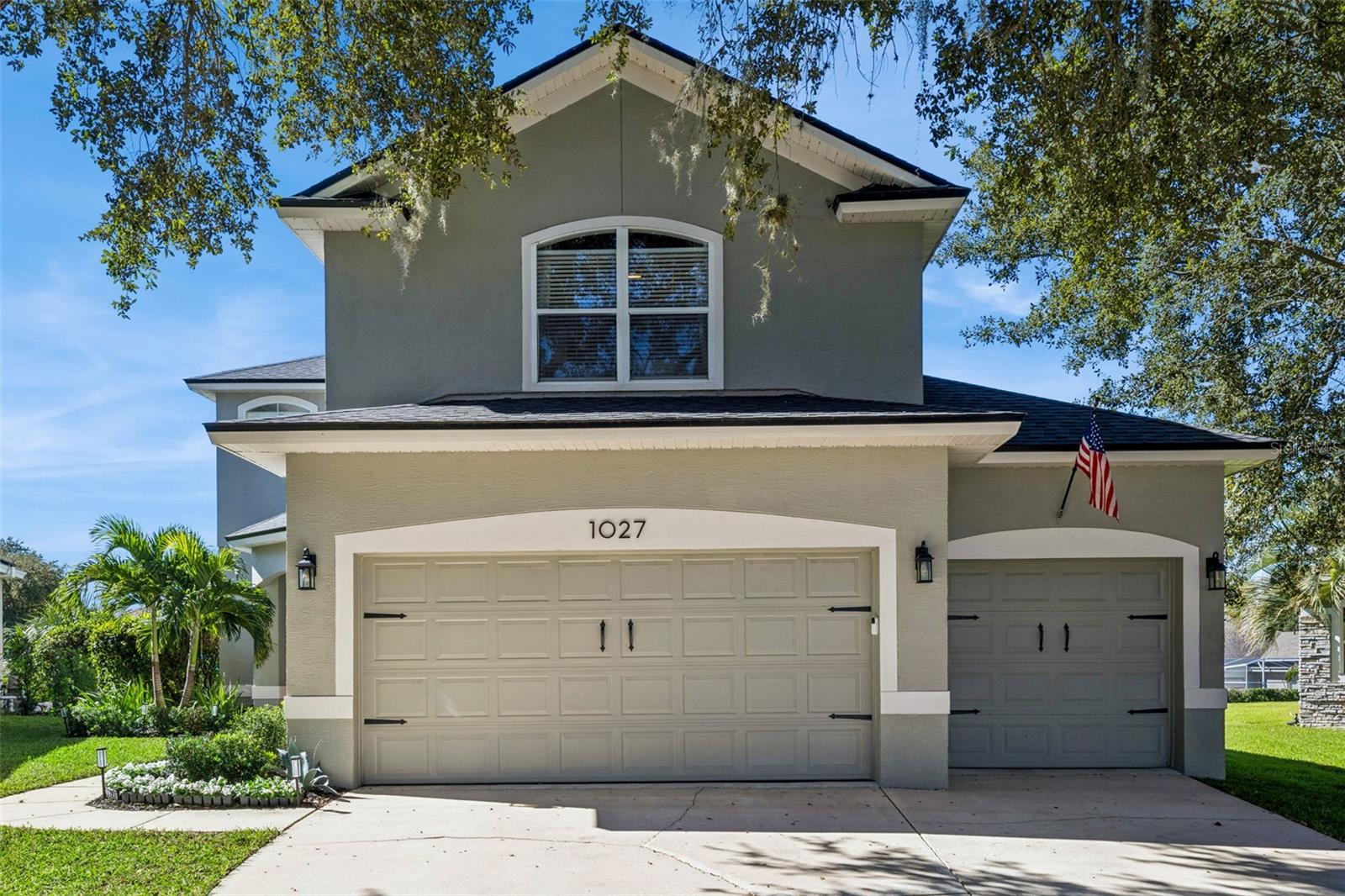 Listing photo 1 for 1027 Ridgemount Pl